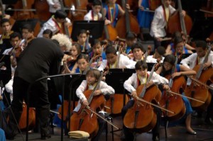 Simon Rattie dirige a la Sinfónica Nacional Infantil de Venezuela. Foto: El País.