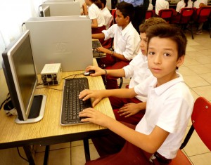 escuela-estudiante-computadora