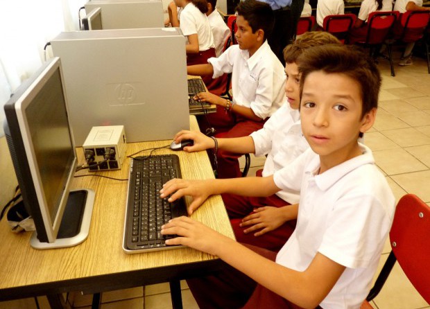 escuela-estudiante-computadora