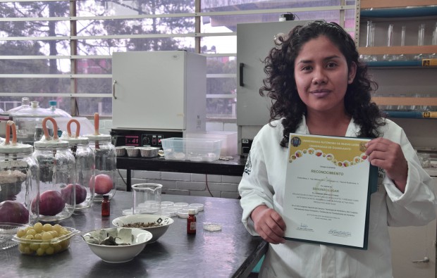 Logra egresada de la UNAM crear un envase que protege a frutas y vegetales de hongos
