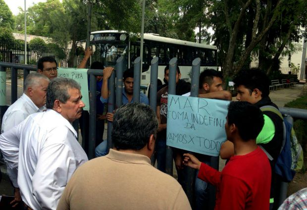 Cierran estudiantes Universidad Michoacana de San Nicolás de Hidalgo