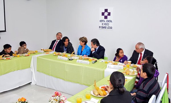 Aurelio Nuño reparte tamales a niños de Hospital General