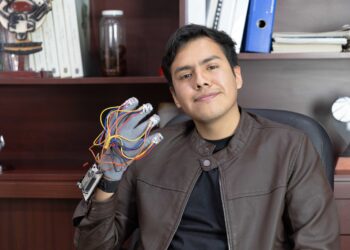 Diseña estudiante de IPN guante traductor de Lenguaje de Señas Mexicana; gana el James Dyson Award 2024