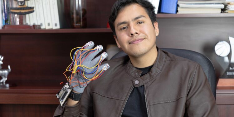 Diseña estudiante de IPN guante traductor de Lenguaje de Señas Mexicana; gana el James Dyson Award 2024