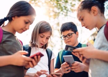 Australia legislará para prohibir el uso de redes sociales a menores de 16 años en un esfuerzo por reducir los daños psicológicos