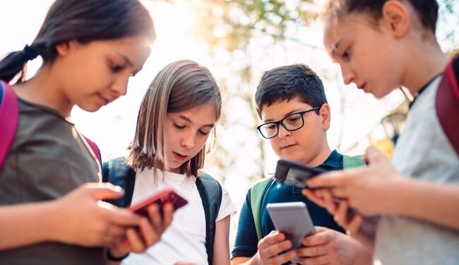 Australia legislará para prohibir el uso de redes sociales a menores de 16 años en un esfuerzo por reducir los daños psicológicos