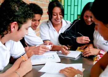 Crece la deserción escolar en bachillerato; en 2023-2024, unos 117 estudiantes abandonaron la escuela diariamente