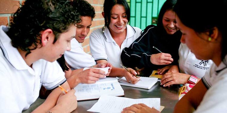 Crece la deserción escolar en bachillerato; en 2023-2024, unos 117 estudiantes abandonaron la escuela diariamente