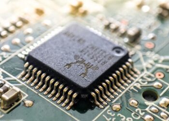 Busca la SEP colaboración entre sector público e industria para rediseñar oferta educativa en semiconductores