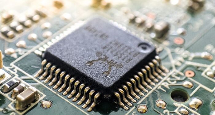 Busca la SEP colaboración entre sector público e industria para rediseñar oferta educativa en semiconductores