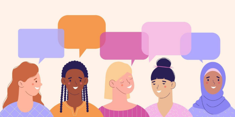 Mujeres participando activamente en la educación, destacando su contribución en un entorno profesional