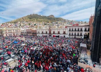 Docentes protestando contra la reforma a la Ley del ISSSTE en una manifestación pública.