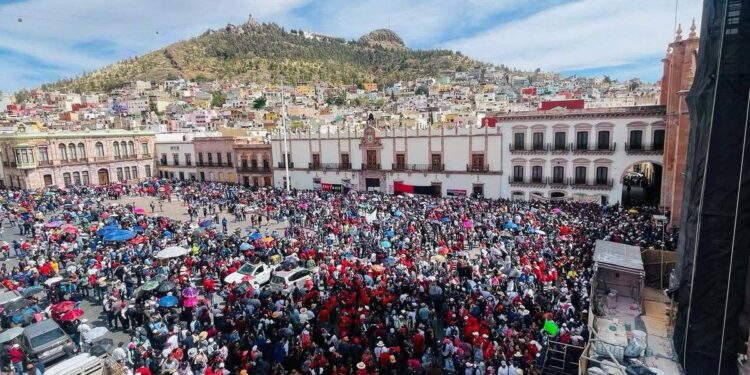 Docentes protestando contra la reforma a la Ley del ISSSTE en una manifestación pública.