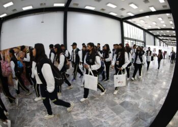 Estudiantes formados para presentar examen de admisión en universidad pública.