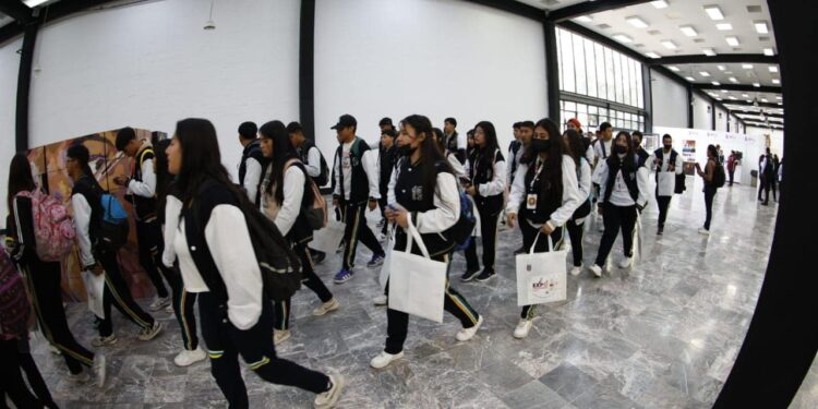 Estudiantes formados para presentar examen de admisión en universidad pública.