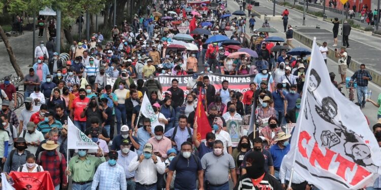 Maestros de la CNTE en manifestación exigiendo el retiro de la reforma al ISSSTE.