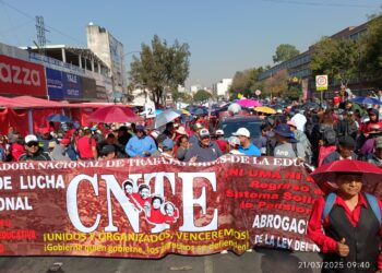 Docentes en manifestación con pancartas exigiendo la abrogación de la Ley del ISSSTE y pensiones dignas.