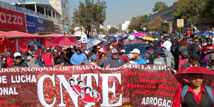 Docentes en manifestación con pancartas exigiendo la abrogación de la Ley del ISSSTE y pensiones dignas.