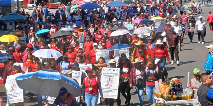 Docentes protestan por pensiones dignas y la reforma del ISSSTE