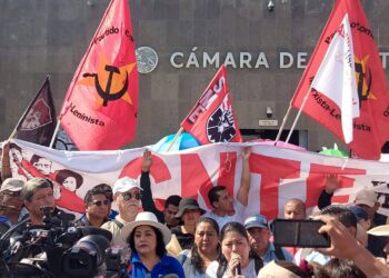 Docentes marchando en la Ciudad de México con pancartas en defensa de una jubilación digna.