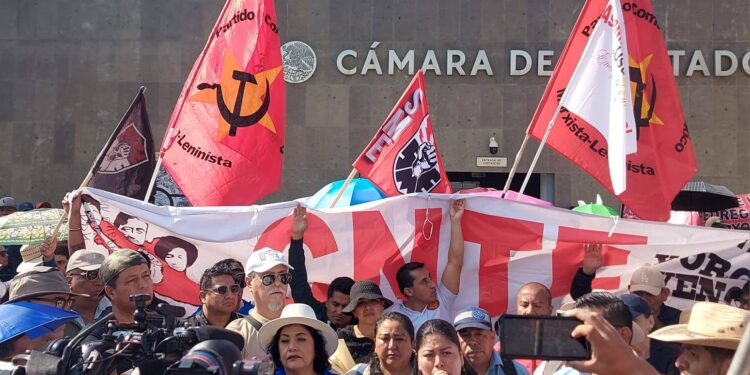Docentes marchando en la Ciudad de México con pancartas en defensa de una jubilación digna.