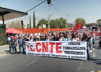 Docentes en una protesta con pancartas exigiendo cambios en la legislación educativa y en el sistema de pensiones.