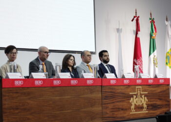 Egresados de la IBERO reciben su diploma en la ceremonia de titulación de posgrado.