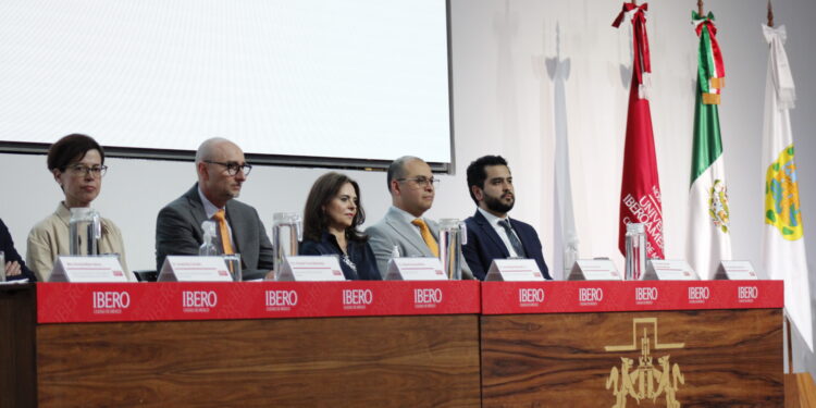 Egresados de la IBERO reciben su diploma en la ceremonia de titulación de posgrado.