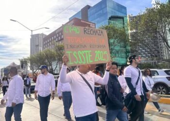 Protesta magisterial en demanda de una reforma justa a la Ley del ISSSTE.