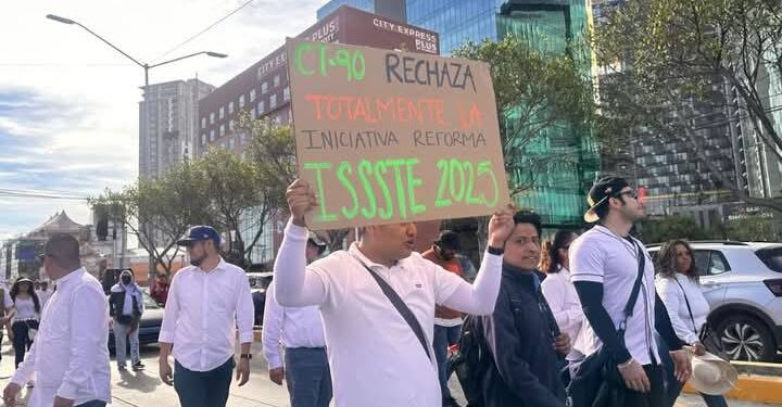 Protesta magisterial en demanda de una reforma justa a la Ley del ISSSTE.