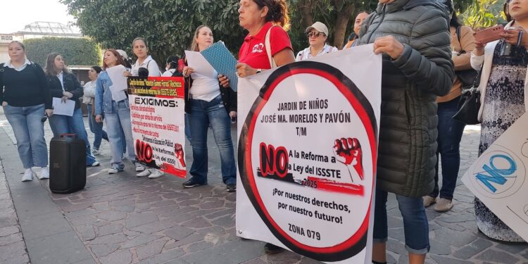 Manifestación de docentes en México contra la reforma a la Ley del ISSSTE 2025.