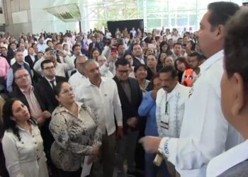 Docentes en un foro educativo expresando su inconformidad con un líder sindical.