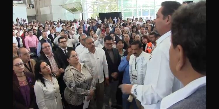 Docentes en un foro educativo expresando su inconformidad con un líder sindical.