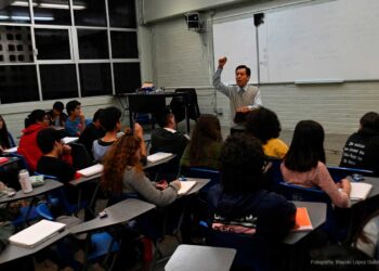Estudiantes de bachillerato en un aula tomando clase.