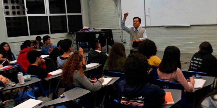 Estudiantes de bachillerato en un aula tomando clase.