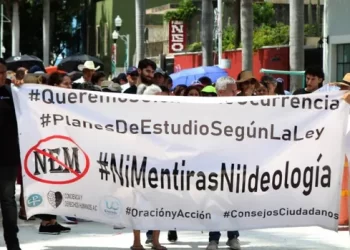 Representación de la disputa ideológica en la educación entre la extrema derecha y un modelo democrático.