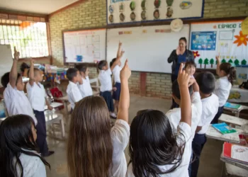 Niños y niñas aprendiendo en un ambiente colaborativo y creativo, fomentando el respeto y la empatía.