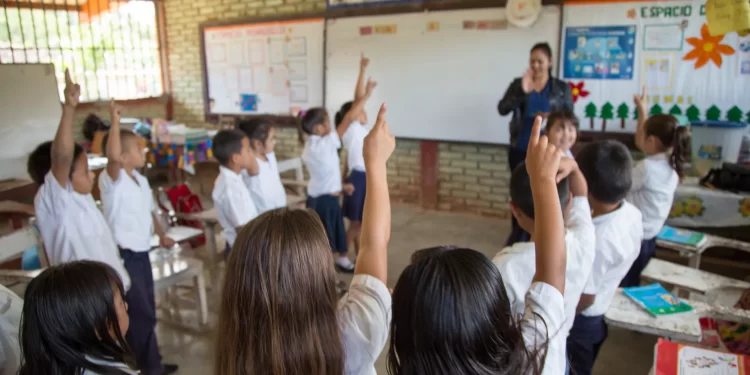 Niños y niñas aprendiendo en un ambiente colaborativo y creativo, fomentando el respeto y la empatía.