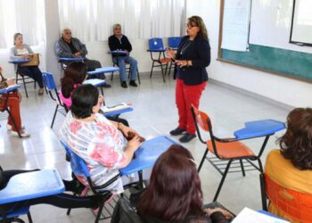 Docentes en sesión del Consejo Técnico Escolar, analizando el currículo y metodologías de enseñanza.