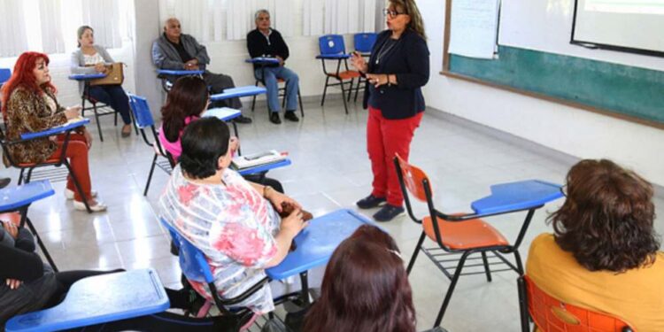 Docentes en sesión del Consejo Técnico Escolar, analizando el currículo y metodologías de enseñanza.