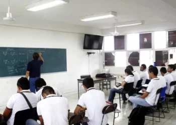 Docente retroalimentando a estudiantes en un entorno de aprendizaje colaborativo