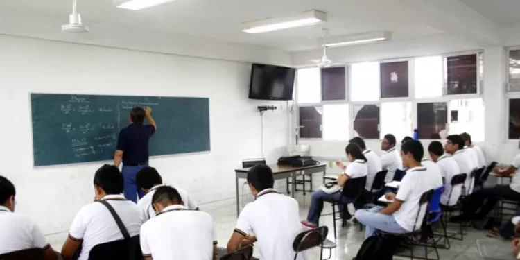 Docente retroalimentando a estudiantes en un entorno de aprendizaje colaborativo