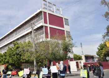 Padres y madres protestan por la reubicación de escuelas para dar paso a una universidad en San Luis Potosí.