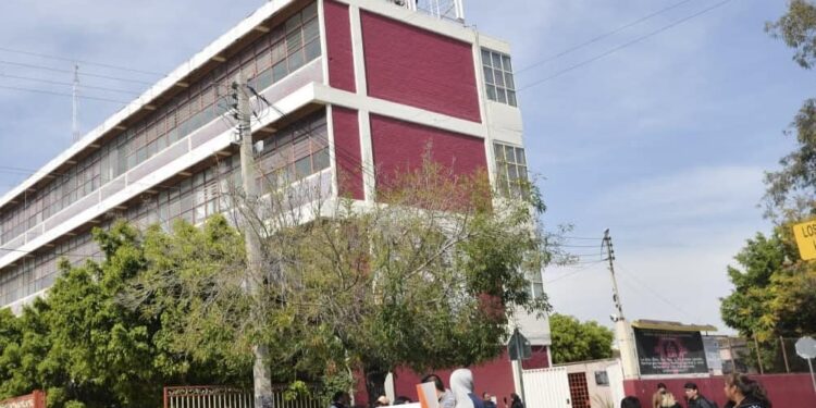 Padres y madres protestan por la reubicación de escuelas para dar paso a una universidad en San Luis Potosí.