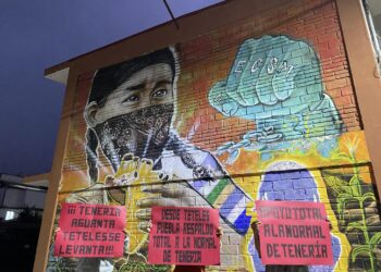 Estudiantes normalistas rurales marchan con pancartas en defensa de la educación pública.