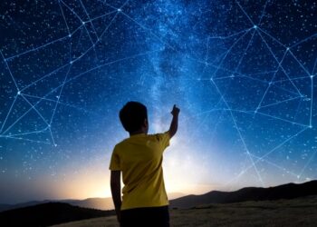 Niño mirando el cielo estrellado, simbolizando la curiosidad como motor del aprendizaje.