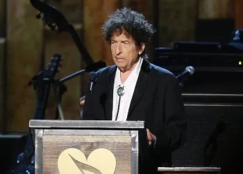 Ilustración de Bob Dylan entre libros clásicos y partituras musicales.