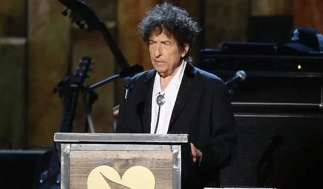 Ilustración de Bob Dylan entre libros clásicos y partituras musicales.