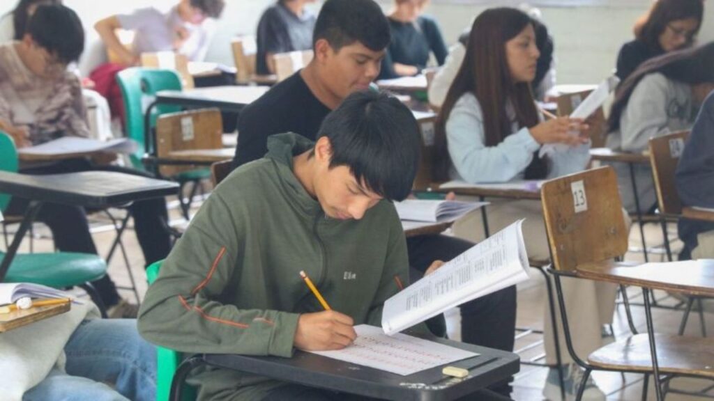 Estudiantes en un aula realizando una prueba, representando la aplicación de la evaluación PISA 2025 en México.