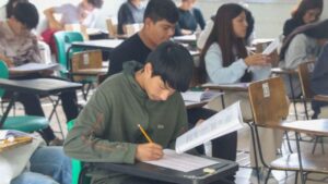 Estudiantes en un aula realizando una prueba, representando la aplicación de la evaluación PISA 2025 en México.